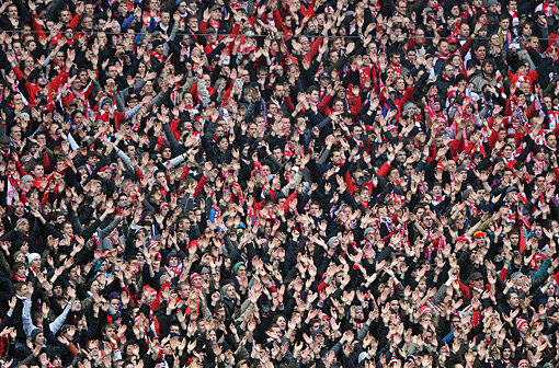 Das Fehlverhalten einiger ihrer Fans kommt die Bundesligisten Bayern München und 1. FC Nürnberg teuer zu stehen. Das Sportgericht des DFB hat Geldstrafen verhängt.