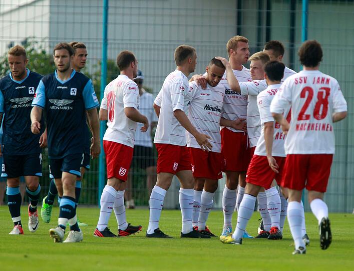 Die Löwen beim Testspiel gegen Jahn Regensburg.