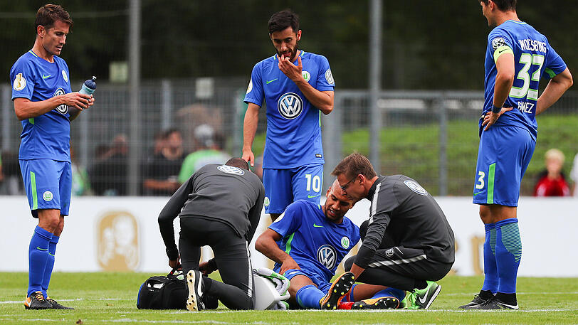 John Anthony Brooks (m.) verletzte sich im DFB-Pokalspiel.
