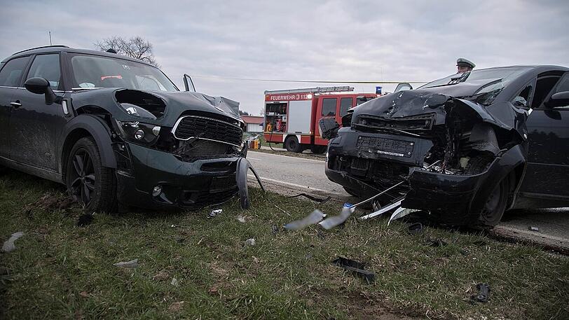 Der Audi-Fahrer erlag an der Unfallstelle seinen Verletzungen, die schwer verletzte Mini-Fahrerin kam ins Krankenhaus.