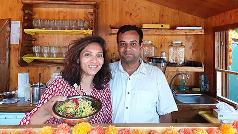 Anam und ihr Mann Munjal Mehta in ihrem Stand "Chutney on Top".