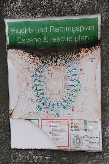 Ob dieser Flucht- und Rettungsplan im Olympiastadion im Notfall noch besonders hilfreich ist, darf bezweifelt werden (l.).