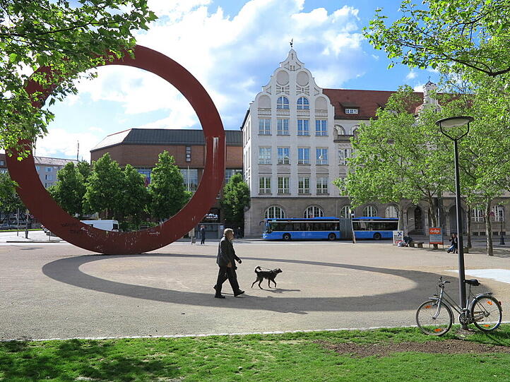 Kunst im öffentlichen Raum: AZ-Leser Djordje Matkovic hat die Schattenspiele der Skulptur an der Luisenstraße eingefangen.
