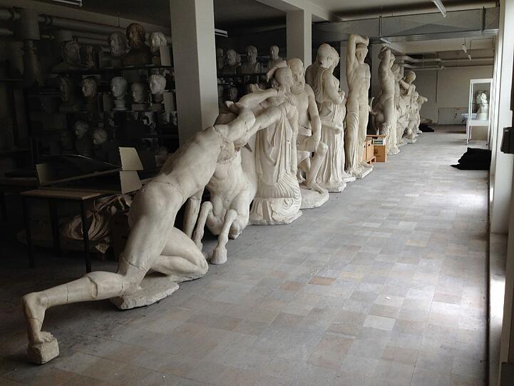 Das Figuren-Ensemble zeigt die Hochzeit eines griechischen Helden, die sehr schnell im Kampf endete.