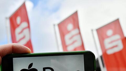 Die Girocard soll bei Sparkassen ab Spätsommer mit Apple Pay zum Einsatz kommen.