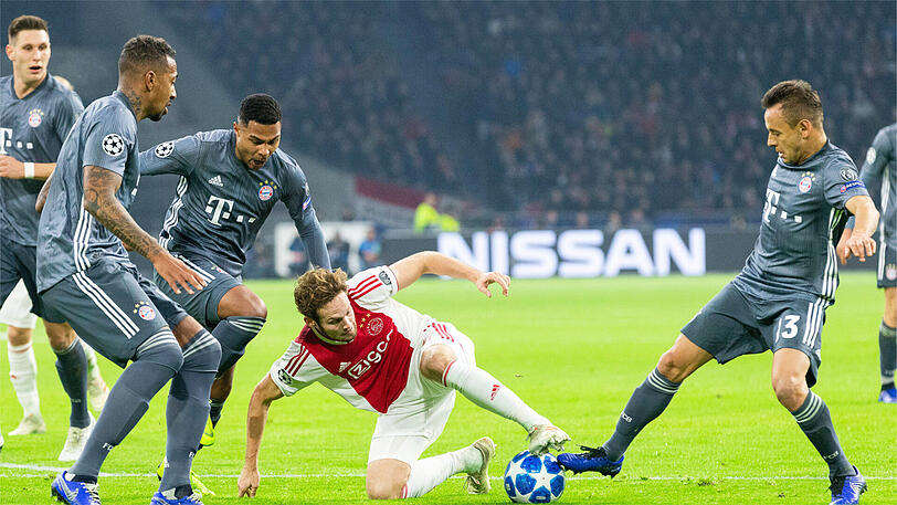 RAFINHA, NOTE 4: Hatte einige Wackler in seinem Spiel, rutsche auf dem nassen Rasen weg. Mit dem Tempo des Gegners teilweise überfordert. Sah die Gelbe Karte (37.). Beim 1:1 zu spät.