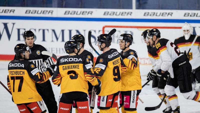 Deutschlands Spieler freuen sich über das Tor zum 5:1 gegen das Top Team Peking, das Olympia-Perspektivteam des DEB.