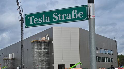 Die Baustelle des Gebäudes der Batteriefabrik der Tesla Gigafactory Berlin Brandenburg.