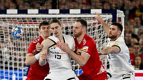Deutschlands Topscorer Juri Knorr (2.v.l.) wird von zwei Schweizern verteidigt.