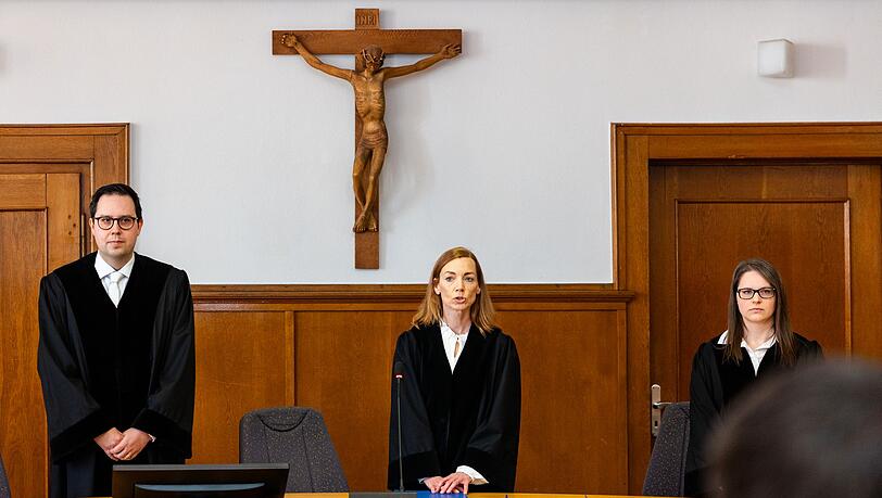 Die Vorsitzende Richtern (M) bei der Urteilsverk&uuml;ndung.