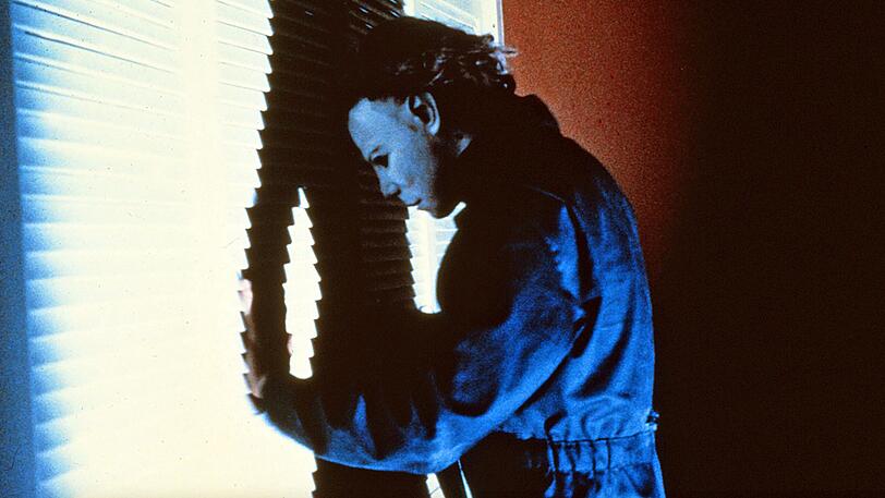 Der kleine Michael Myers bringt in einer finsteren Halloween-Nacht seine Schwester um. Viele Jahre sp&auml;ter gelingt ihm die Flucht aus einem Sanatorium.