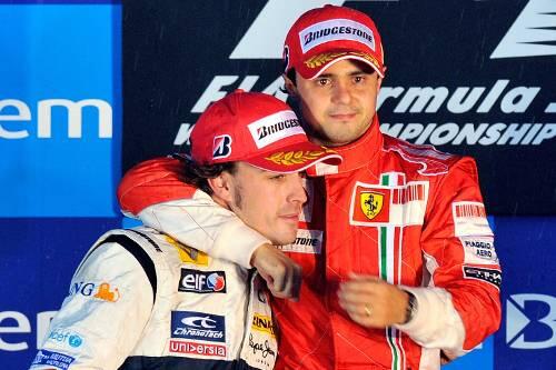 Schwitzkasten statt Umarmung: Felipe Massa (r.) und Fernando Alonso.