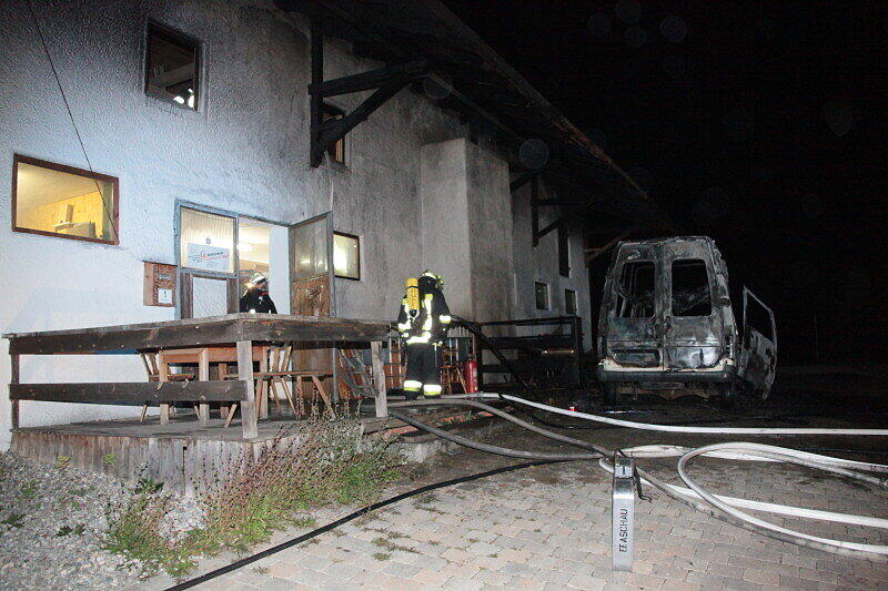 Völlig ausgebrannt: In Tötenberg bei Aschau stand ein Klein-Lkw in Flammen. Als die Feuerwehren beim Fahrzeug eintrafen, stand es bereits voll in Brand. Die Ursache des Feuers war zum Montagmorgen noch unbekannt.