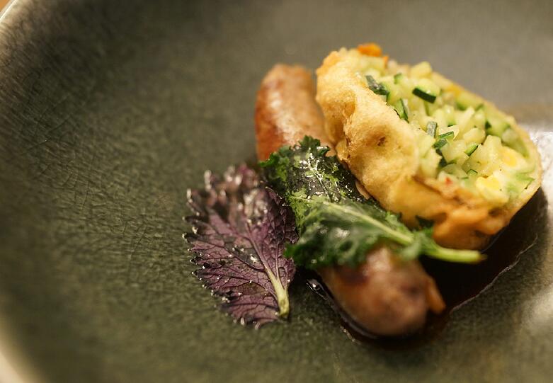 2. Gang: Poltinger Lamm Salsiccia / Zucchiniblüte / Pinienkerne