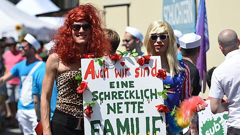 Rund 10 000 Teilnehmer sind am Samstag bei der Politparade des Christopher Street Days (CSD) friedlich und feiernd durch die Münchner Innenstadt gezogen.