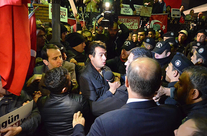 Die türkische Polizei stürmt das Gebäude der regierungskritischen Mediengruppe Koza Ipek in Istanbul. Die Bilder.