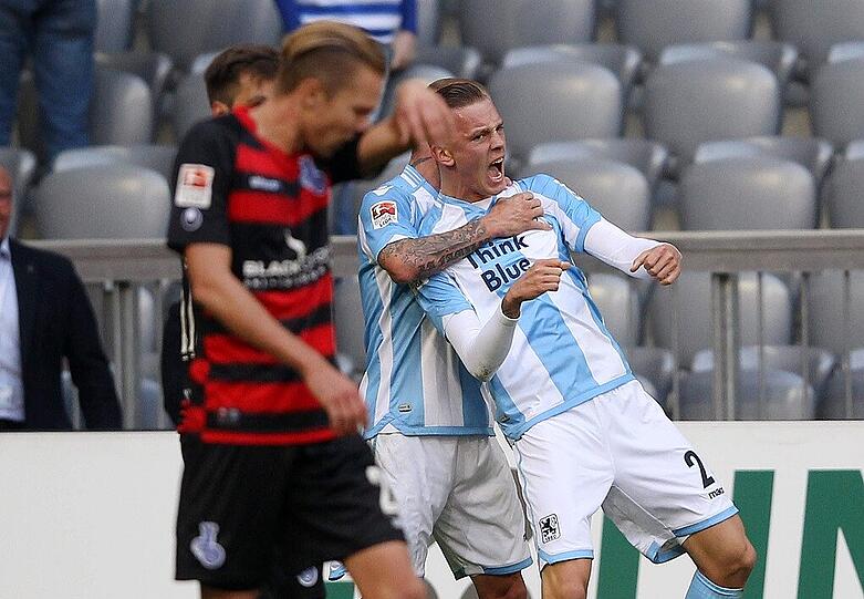 Dann folgte ENDLICH auch der Premieren-Sieg in der Liga: Bei Möhlmanns erstem Spiel nach der OP gewannen die Löwen durch den goldenen Treffer von Marius Wolf in der Schlussminute gegen Schlusslicht MSV Duisburg.