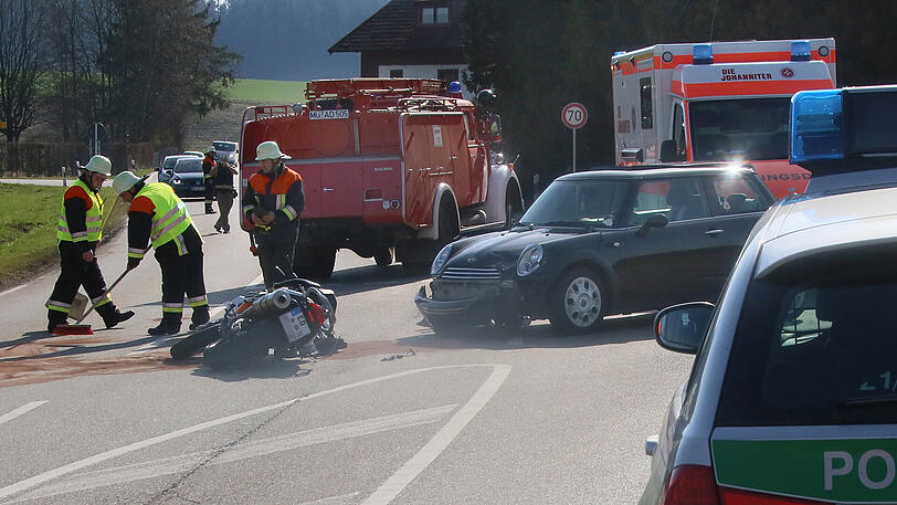 Der Motorradfahrer wurde verletzt und kam ins Krankenhaus. Die Bilder von der Unfallstelle.
