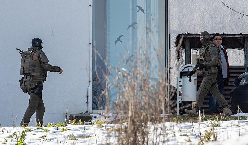 Spezialeinsatzkräfte der Polizei stehen vor dem Klinikum Mainkofen. Die Polizei hat in der Klinik einen Geiselnehmer überwältigt und festgenommen. Nach Informationen der Deutschen Presse-Agentur wurde der 40 Jahre alte Mann dabei am Freitag leicht verletzt. Die 57-jährige Geisel blieb unversehrt.