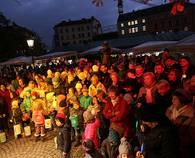Leuchtende Augen und Lichterglanz: Beim Martinszug durch die Altstadt ging's vom Viktualienmarkt bis zum Dom. Der Breznreiter war auch dabei.