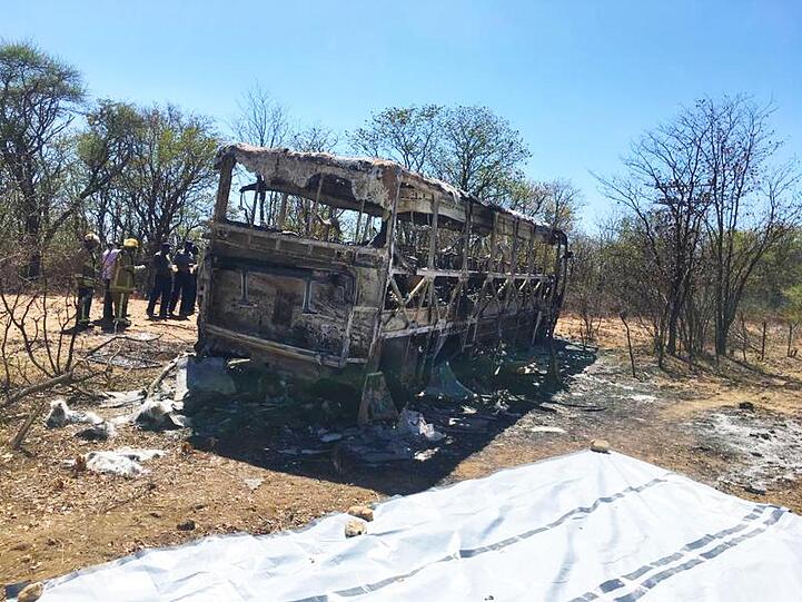 Der ausgebrannte Bus südlich von Simbabwes Hauptstadt Harare. Bei dem Unglück verloren mehr als 40 Menschen ihr Leben.