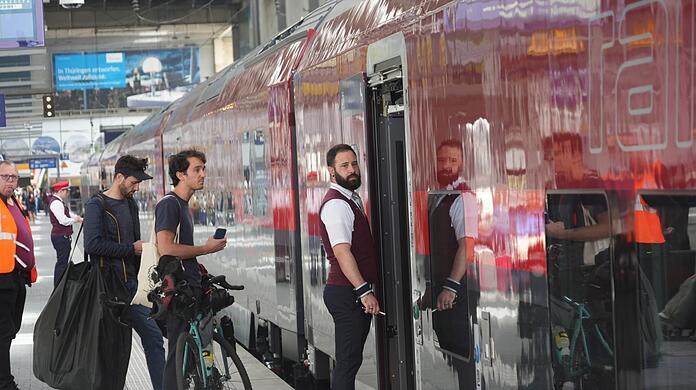 Kurz nach halb eins rollt der Railjet pünktlich aus dem Münchner Hauptbahnhof.