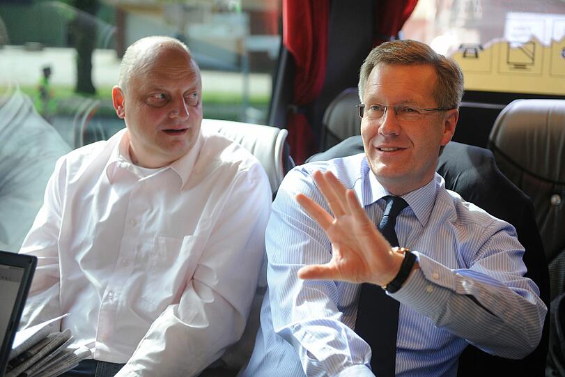 Bundespräsident Christian Wulff will sein Schweigen in der Kreditaffäre brechen. Das Bundespräsidialamt kündigte für Donnerstag nachmittag (15.30 Uhr) eine Erklärung an. Wulff will sich im Großen Saal von Schloss Bellevue äußern.