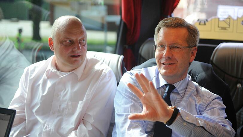 Bundespräsident Christian Wulff will sein Schweigen in der Kreditaffäre brechen. Das Bundespräsidialamt kündigte für Donnerstag nachmittag (15.30 Uhr) eine Erklärung an. Wulff will sich im Großen Saal von Schloss Bellevue äußern. Bundespräsident Christian Wulff will sein Schweigen in der Kreditaffäre brechen. Das Bundespräsidialamt kündigte für Donnerstag nachmittag (15.30 Uhr) eine Erklärung an. Wulff will sich im Großen Saal von Schloss Bellevue äußern.