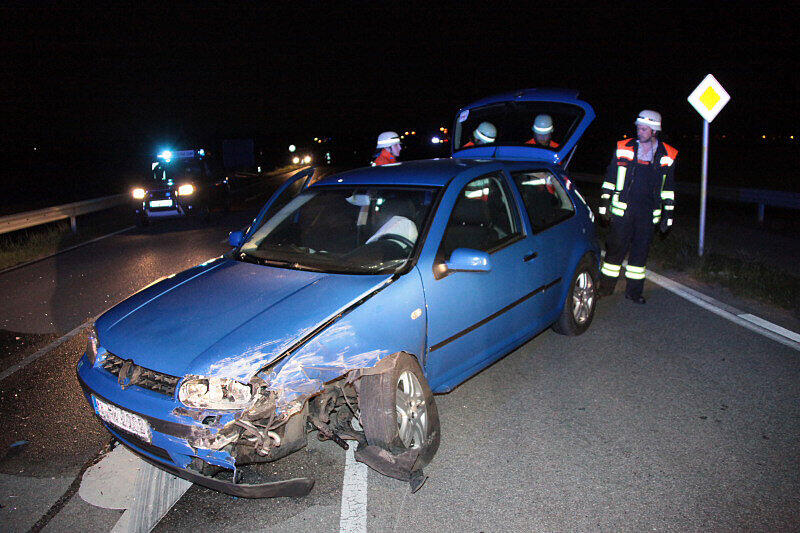 Ein Autofahrer nahm einem anderen bei der Einfahrt auf die Straße die Vorfahrt. Bei dem Unfall wurde eine Person leich verletzt.