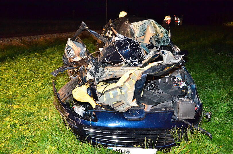 Eine Regionalbahn hat in Massing (Landkreis Rottal-Inn) ein Auto erfasst und in eine Wiese geschleudert. Bei dem Unfall am Montagabend wurden die 55-jährige Autofahrerin und ihre 72-jährige Beifahrerin schwer verletzt, wie die Polizei in Eggenfelden mitteilte. Sehen Sie hier die Bilder von der Unfallstelle.