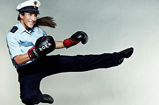 Kickboxerin Juli Irmen, eigentlich Polizistin, verteidigt ihren WM-Titel gegen Olga Stavrova. In der Sat.1.-Krimi-Serie "Der letzte Bulle" spielte sie in einer Gastrolle (12. Mai 2014, um 20:15 Uhr in SAT.1.)