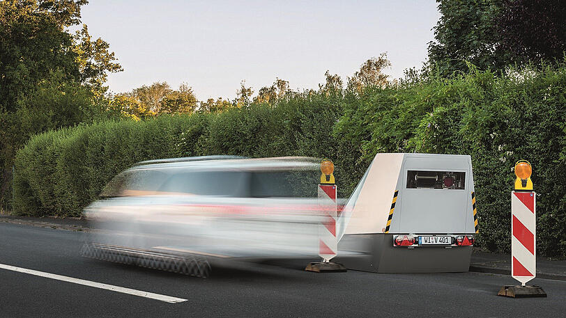 Der neue Blitzeranhänger, geparkt am Straßenrand.