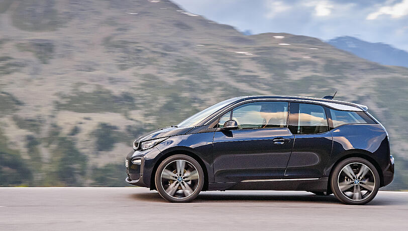 Der normale i3 hat einen 170 PS starken Elektromotor und eine neue 33 kWh-Batterie. Der normale i3 hat einen 170 PS starken Elektromotor und eine neue 33 kWh-Batterie.
