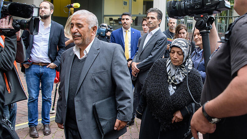 Ismail Yozgat und Ayse Yozgat, Eltern des von der NSU ermordeten Halit Yozgat, Betreiber eines Internetcafes in Kassel, kommen zum Oberlandesgericht.