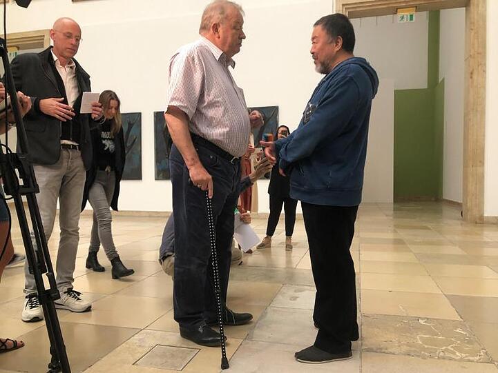 Der Künstler Ai Weiwei (r)im Gespräch mit Bernhard Spies, dem Geschäftsführer des Museums.
