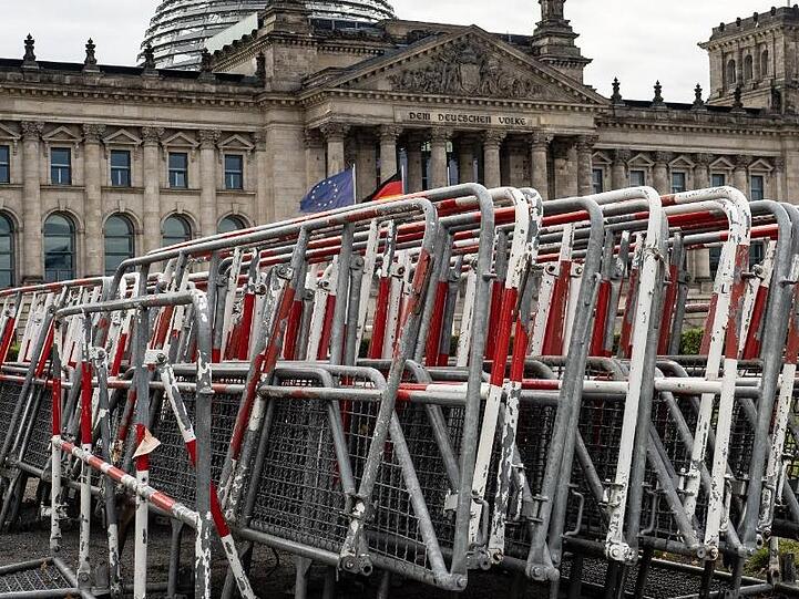 Absperrgitter stehen am Reichstagsgebäude. Nach dem gekippten Verbot einer Großdemonstration gegen Corona-Maßnahmen werden sie vermutlich doch gebraucht.