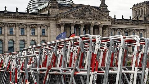 Absperrgitter stehen am Reichstagsgebäude. Nach dem gekippten Verbot einer Großdemonstration gegen Corona-Maßnahmen werden sie vermutlich doch gebraucht.