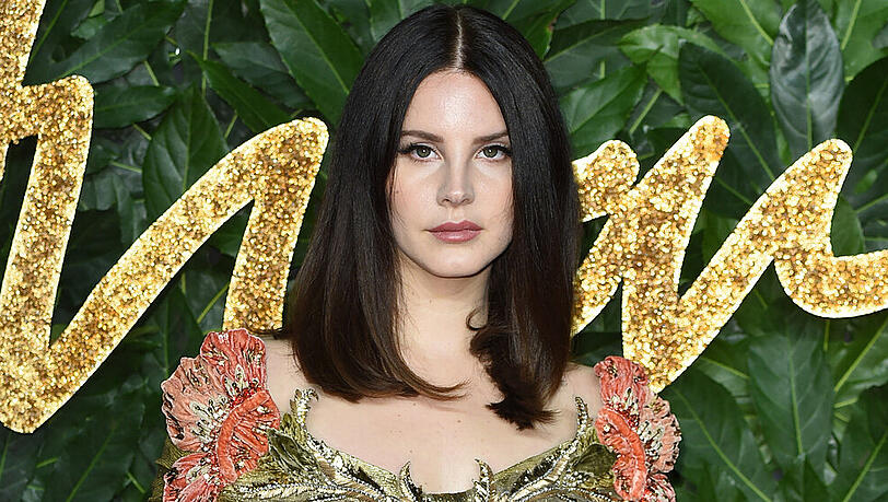 Lana Del Rey wird für eine netzartige Maske in den sozialen Medien kritisiert. Lana Del Rey wird für eine netzartige Maske in den sozialen Medien kritisiert.
