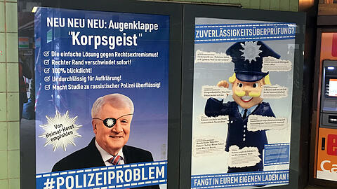 Mit einer "Adbusting"-Plakataktion haben Aktivisten in München gegen die geplante PAG-Novelle protestiert.