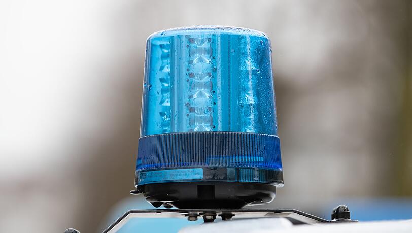 Das Blaulicht auf dem Dach eines Einsatzwagens der Polizei.