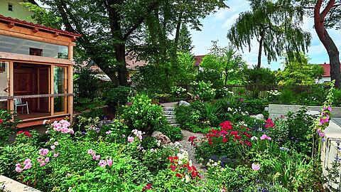 Die mächtigen Bäume sorgen für interessante Licht- und Schattenverhältnisse in dem Senkgarten in Unterhaching.
