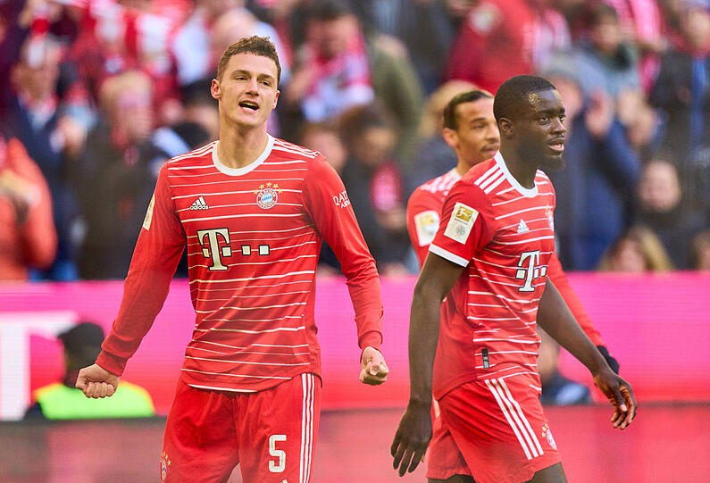 Benjamin Pavard (li.) und Dayot Upamecano kämpfen um den Platz neben Matthijs de Ligt.