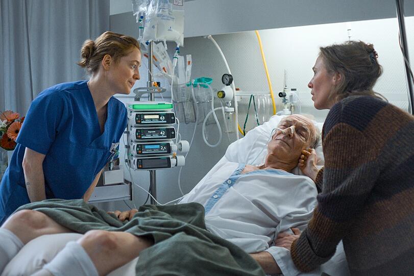 Leonie Benesch ist Floria die als Pflegekraft in einem Krankenhaus arbeitet und dort das menschliche Gesicht in einer harten Umgebung ist.