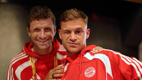 Immer für einen Witz haben: Thomas Müller, hier mit Joshua Kimmich.