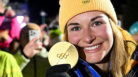 Nach dem Sturz-Drama in Peking kann Julia Taubitz mit Olympia-Gold wieder lachen.