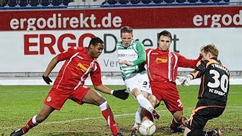 Schweres Geläuf, hartnäckige Cottbusser: Nico Müller gegen Straith. Schweres Geläuf, hartnäckige Cottbusser: Nico Müller gegen Straith.