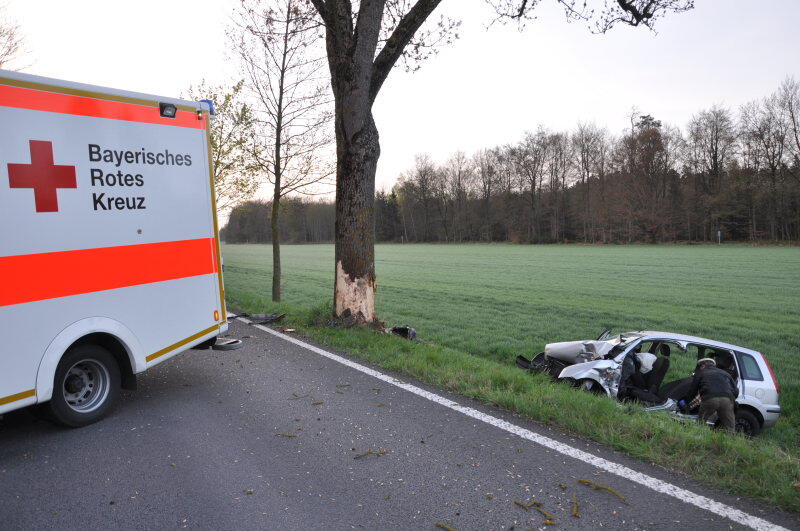 Bei Altötting ist ein Pkw-Fahrer von der Fahrbahn abgekommen und gegen einen Baum geprallt. Der Mann starb noch an der Unfallstelle. Die Bilder vom Horror-Unfall