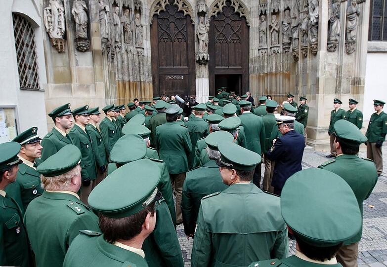 Der Trauergottesdienst für den am 28. Oktober ermordeten Polizisten hat am Montagnachmittag im Augsburger Mariendom begonnen.