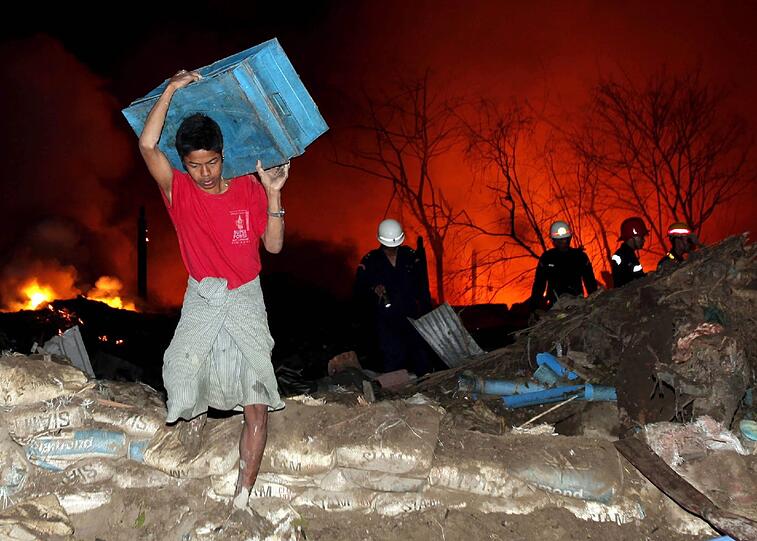Bei einem Großbrand und einer Serie von Explosionen
in einem Lagerhaus der früheren birmanischen Hauptstadt Rangun sind
am Donnerstag mindestens 16 Menschen ums Leben gekommen. Die schockierenden Bilder!