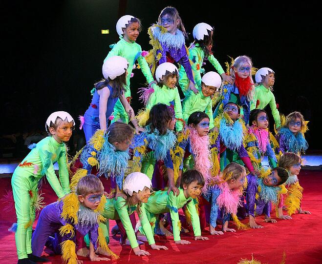 Akrobatisch und gut: Kinder beim Lilalu-Festival bauen eine menschliche Pyramide.